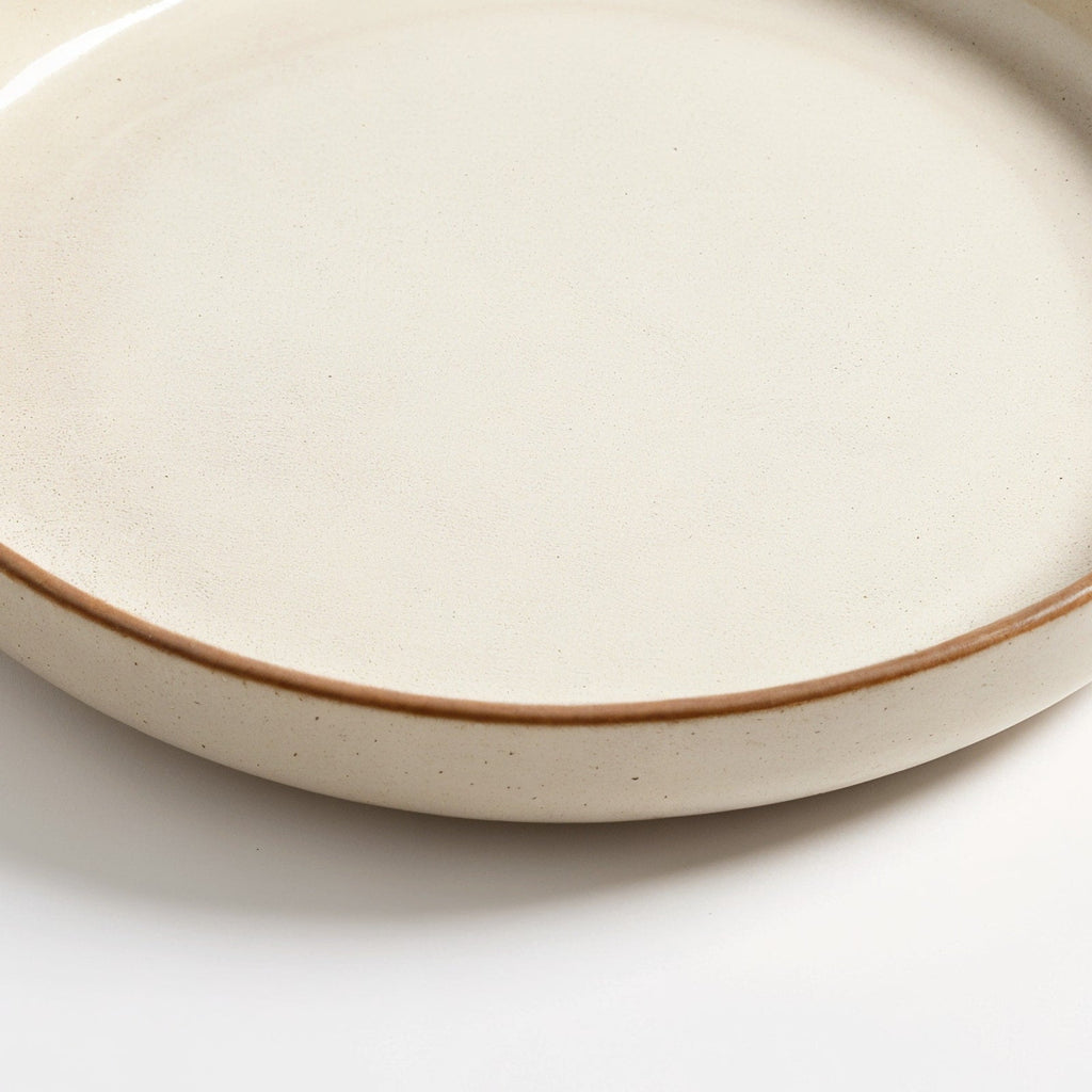 Danmero Alabaster Serving Plate — macro close-up of the raised rim and glaze pooling