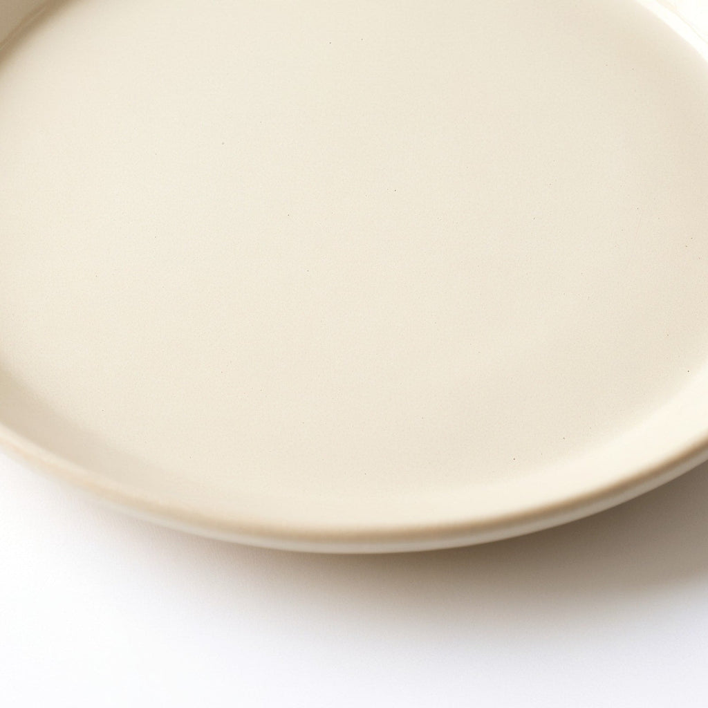 Danmero Ivory Serving Plate — macro close-up of the plate's raised rim detail