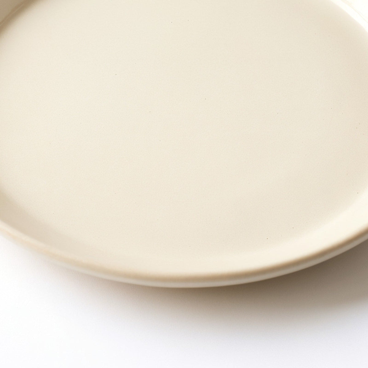Danmero Ivory Serving Plate — macro close-up of the plate's raised rim detail