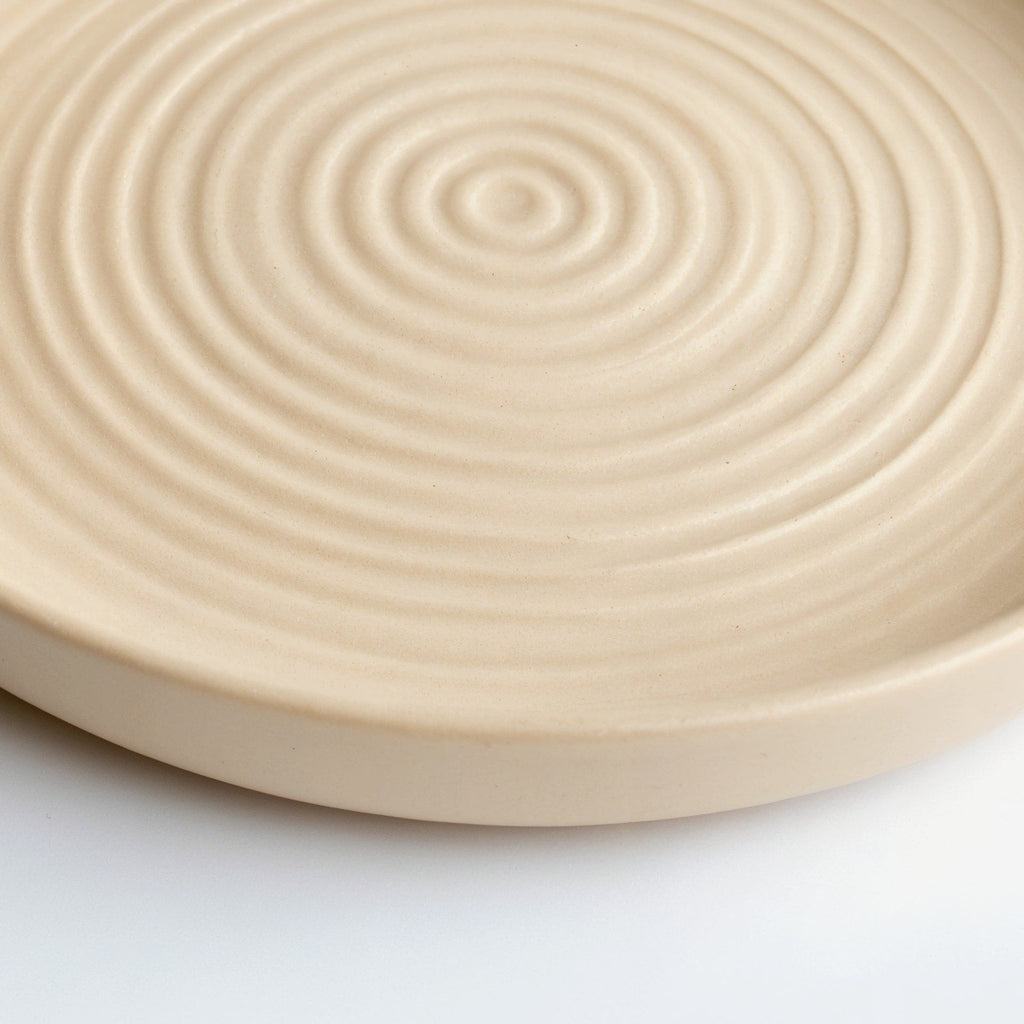Danmero Parchment Bread Plate — macro close-up of the raised rim and glaze pooling