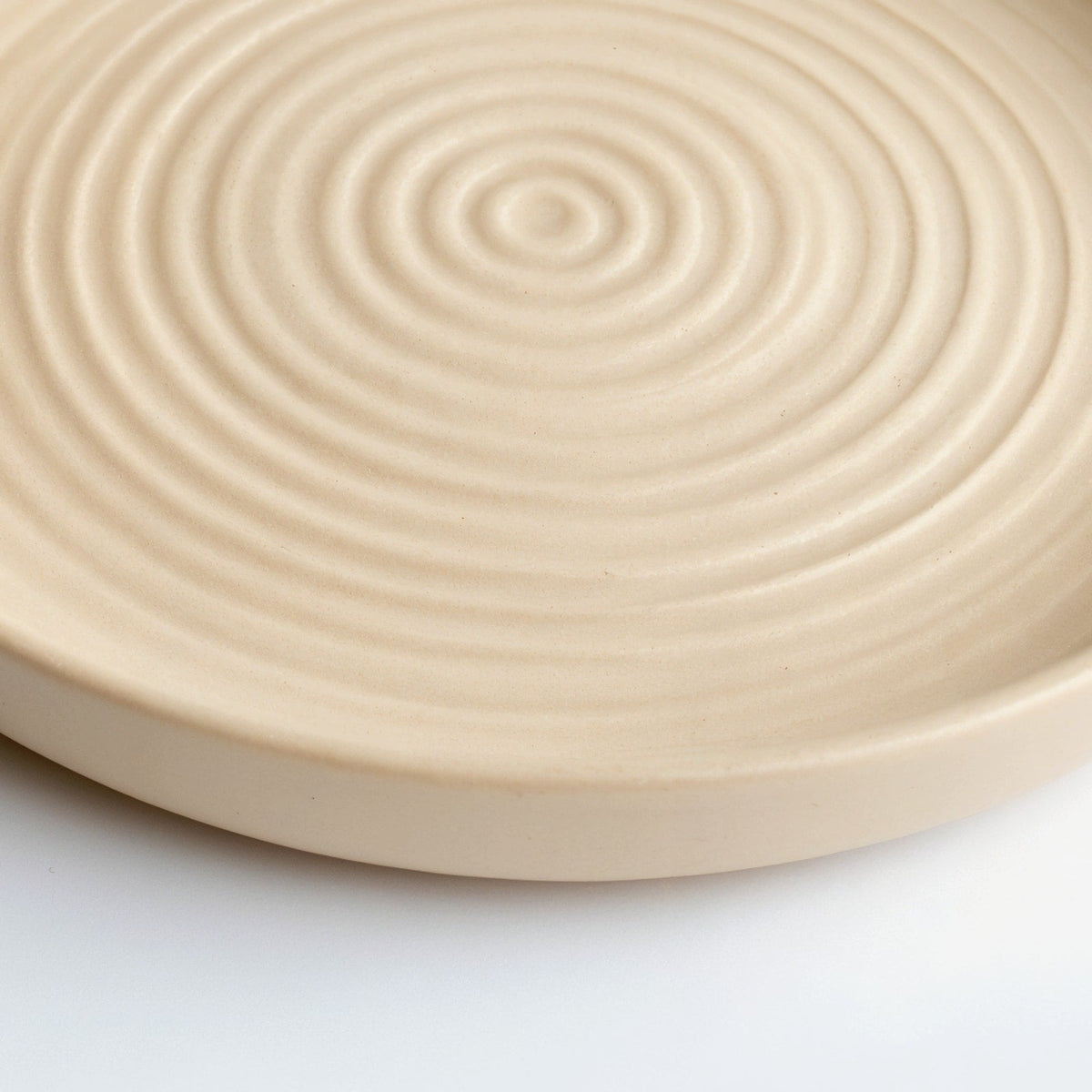 Danmero Parchment Bread Plate — macro close-up of the raised rim and glaze pooling