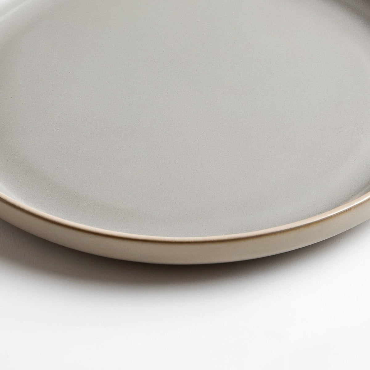 Danmero Pebble Dinner Plate — close-up of raised rim and glaze pooling