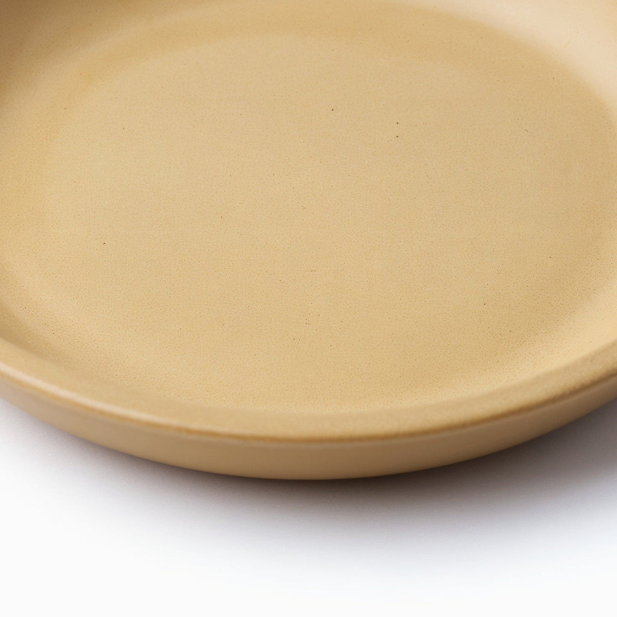 Danmero Wheat Pasta Plate — macro view of the raised rim and glaze pooling
